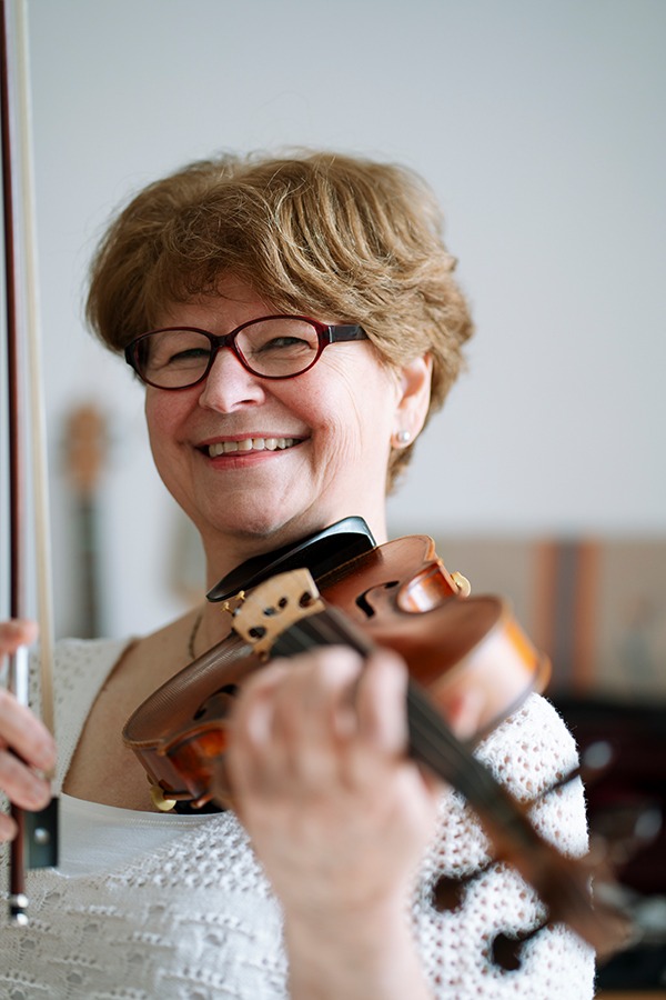 susanne-albrecht-krueger-geigen-bratschen-lehrerin-kenzingen-portrait-mit-geige